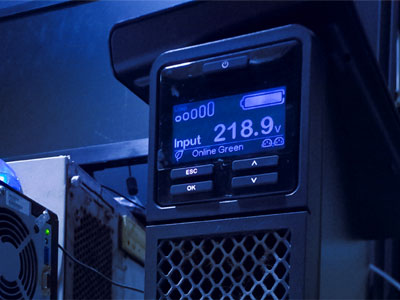 UPS with battery and connectivity status