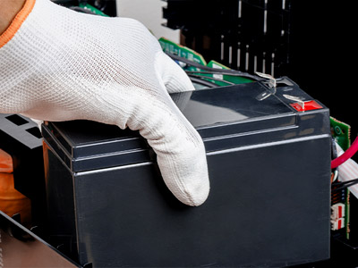 Person checking an SLA battery