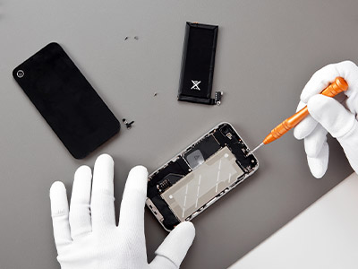 Replacing a phone battery